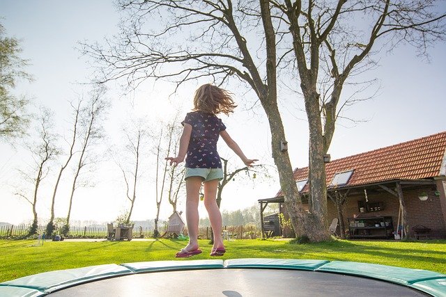 Waarom uw achtertuin deze zomer een inground trampoline nodig heeft